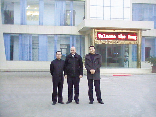 公司董事長(zhǎng)朱春雷與德國客人親切合影留念